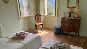 4 bedrooms, iron/ironing board, WiFi (free), bed sheets