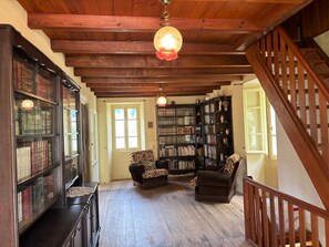 Interior - Holiday Home 'Maison De Jeannette' with Mountain View, Private Terrace and Wi-Fi (Poggiolo)