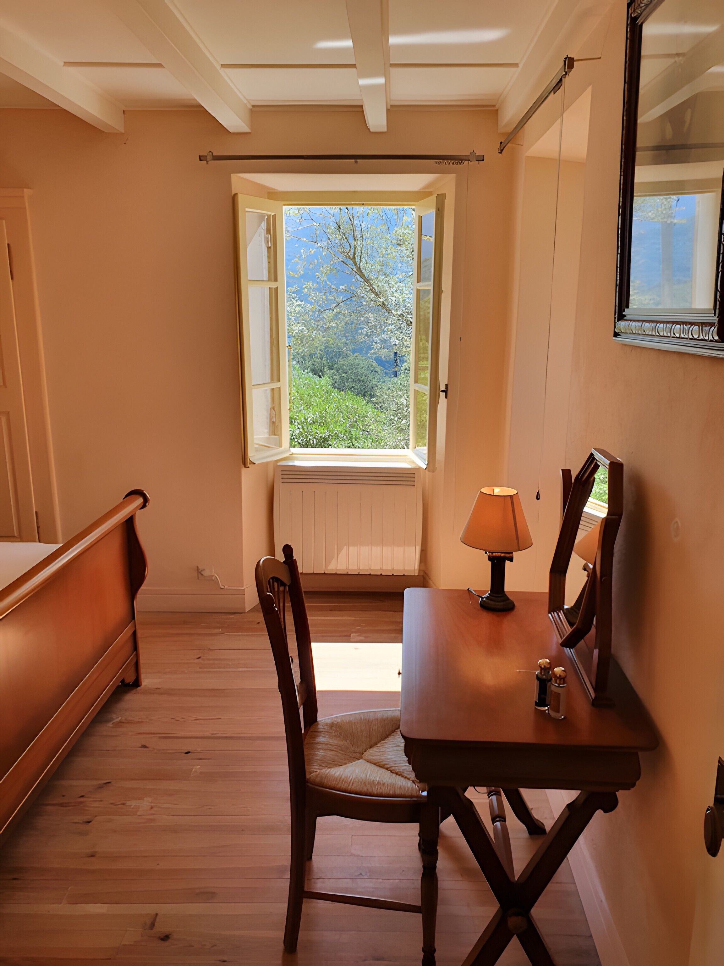 4 bedrooms, iron/ironing board, WiFi (free), bed sheets