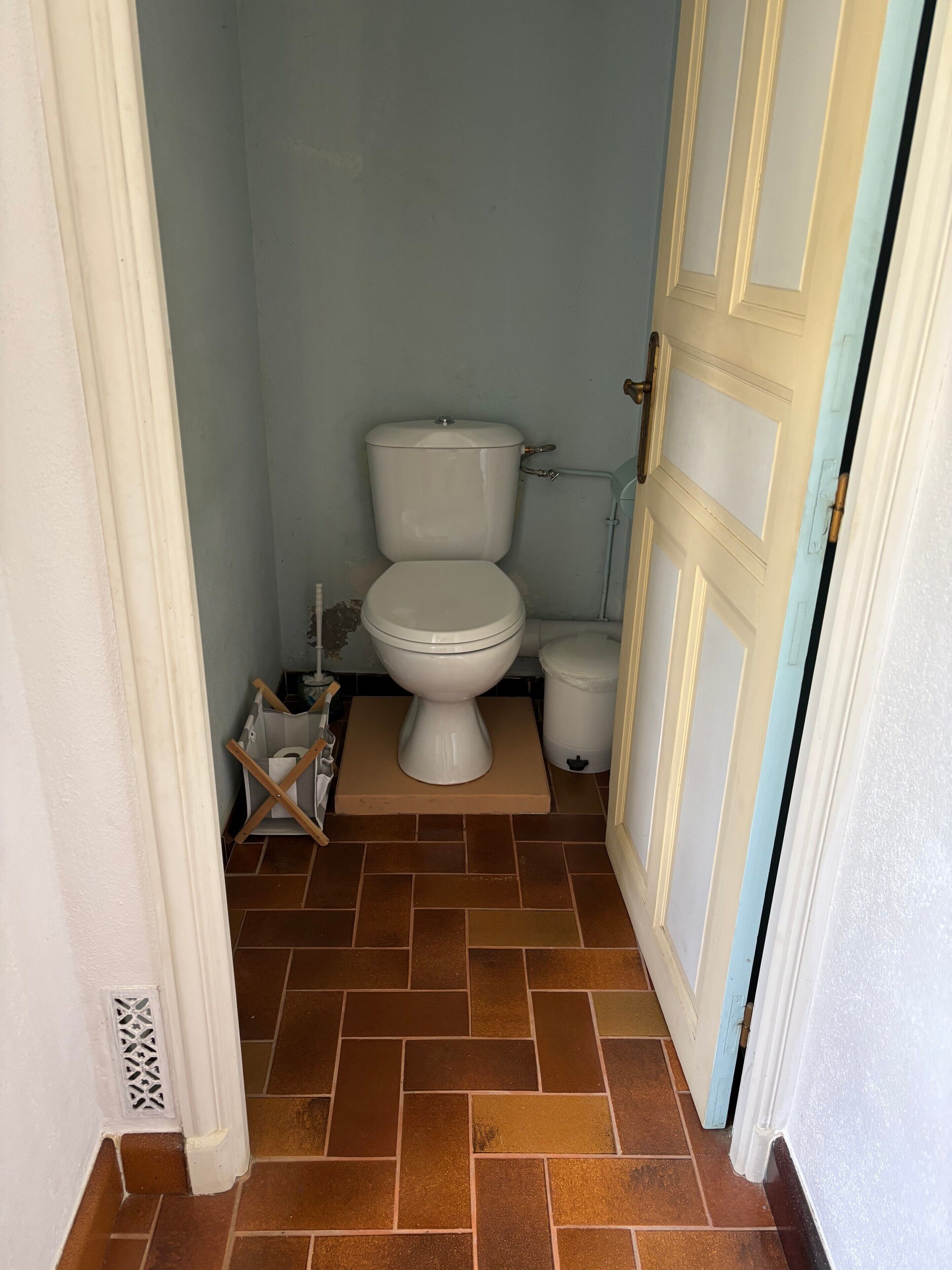 Ein kleines Badezimmer mit Toilette, Bidet und Mülleimer.