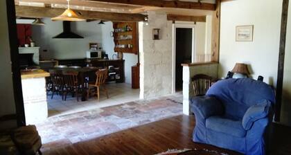 Maison 'Porcherat - Perigord Vert, Dordogne' avec vue sur lac, jardin privé et Wi-Fi