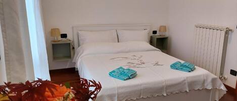 2 多间卧室、免费 WiFi、床单