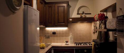 Frigorífic, forn, placa de cuina i cafetera i tetera