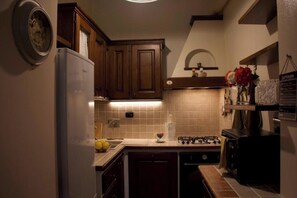 Fridge, oven, stovetop, coffee/tea maker