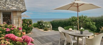 Amplia villa contemporánea, justo al borde del agua...