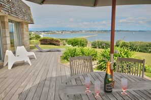 Outdoor dining - Large contemporary villa, right on the water... (Audierne)