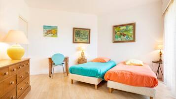 4 bedrooms, iron/ironing board, free WiFi, bed sheets