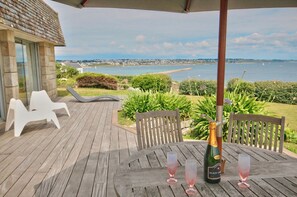 Outdoor dining - Large contemporary villa, right on the water... (Audierne)