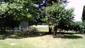 Property grounds - Holiday Home “La Lavande - Périgord Vert, Dordogne” with Private Garden & Wi-Fi (La Roche-Chalais)
