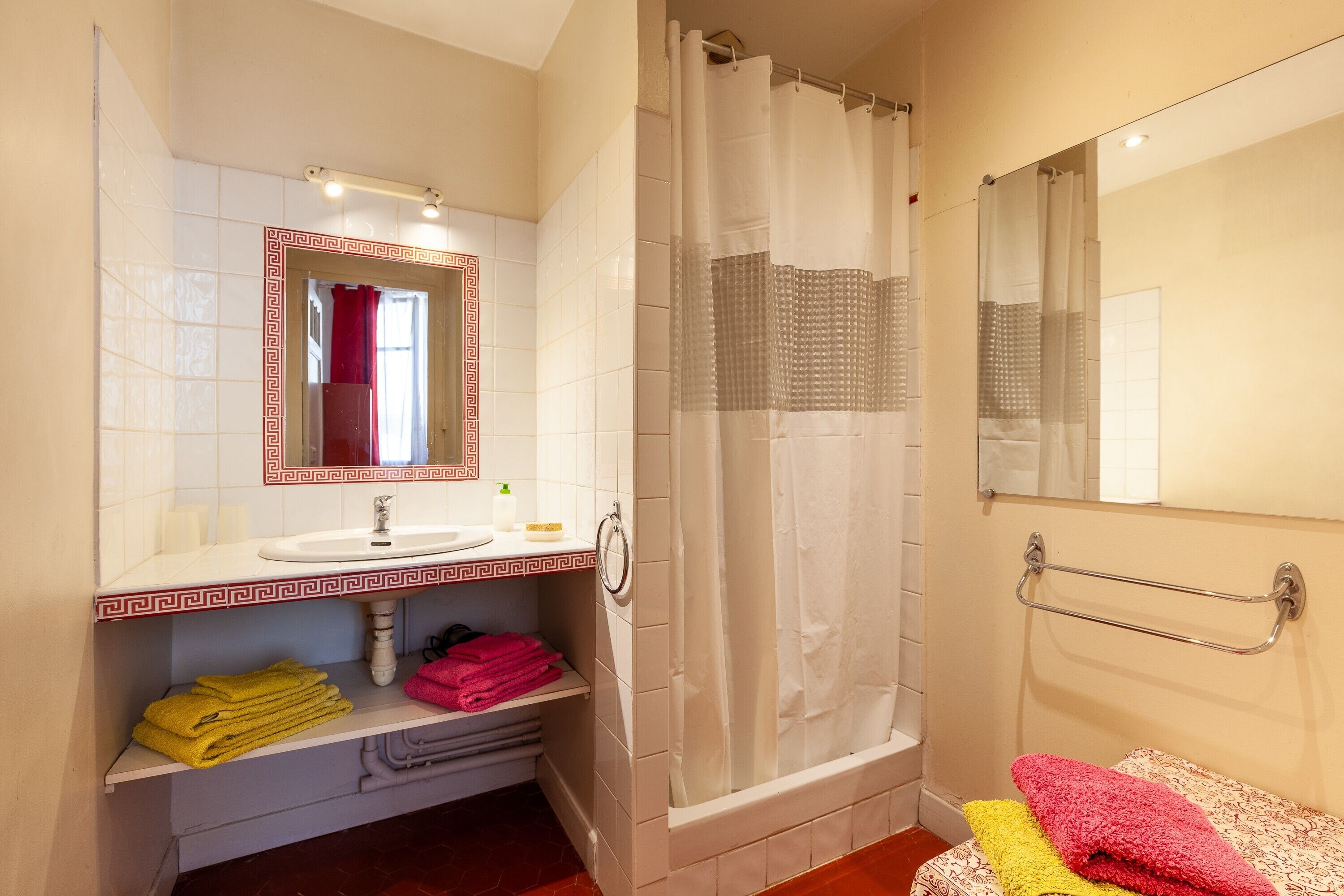 Een douche, een haardroger, handdoeken