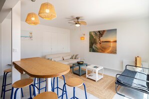 Living area - Apartment 'Notre Dame' with Sea View, Private Terrace and Wi-Fi (Capbreton)