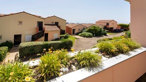 A residential area with houses, a paved driveway, and landscaped gardens. - Apartment 'Notre Dame' with Sea View, Private Terrace and Wi-Fi (Capbreton)