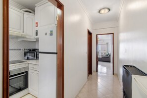 Fridge, microwave, coffee/tea maker, cookware/dishes/utensils - Apartment 'Excellent  In Olhos D´Água' with Balcony, Wi-Fi and Air Conditioning (Olhos de Água)