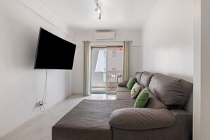 TV - Apartment 'Excellent  In Olhos D´Água' with Balcony, Wi-Fi and Air Conditioning (Olhos de Água)