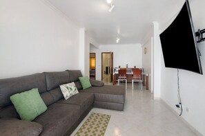 TV - Apartment 'Excellent  In Olhos D´Água' with Balcony, Wi-Fi and Air Conditioning (Olhos de Água)