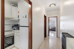 Frigorífico, microondas, cafetera o tetera y utensilios de cocina
