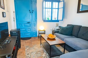 TV - Holiday Home 'Blue Note' with Mountain View, Private Terrace and Wi-Fi (Torrox)