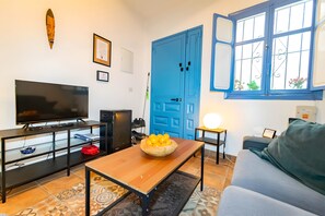 TV - Holiday Home 'Blue Note' with Mountain View, Private Terrace and Wi-Fi (Torrox)