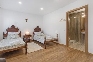 1 slaapkamer, een strijkplank/strijkijzer, gratis wifi, beddengoed