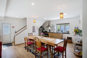 Dining - Room 'Santa Madre Teresa' with Shared Terrace, Shared Garden and Wi-Fi (Fátima)