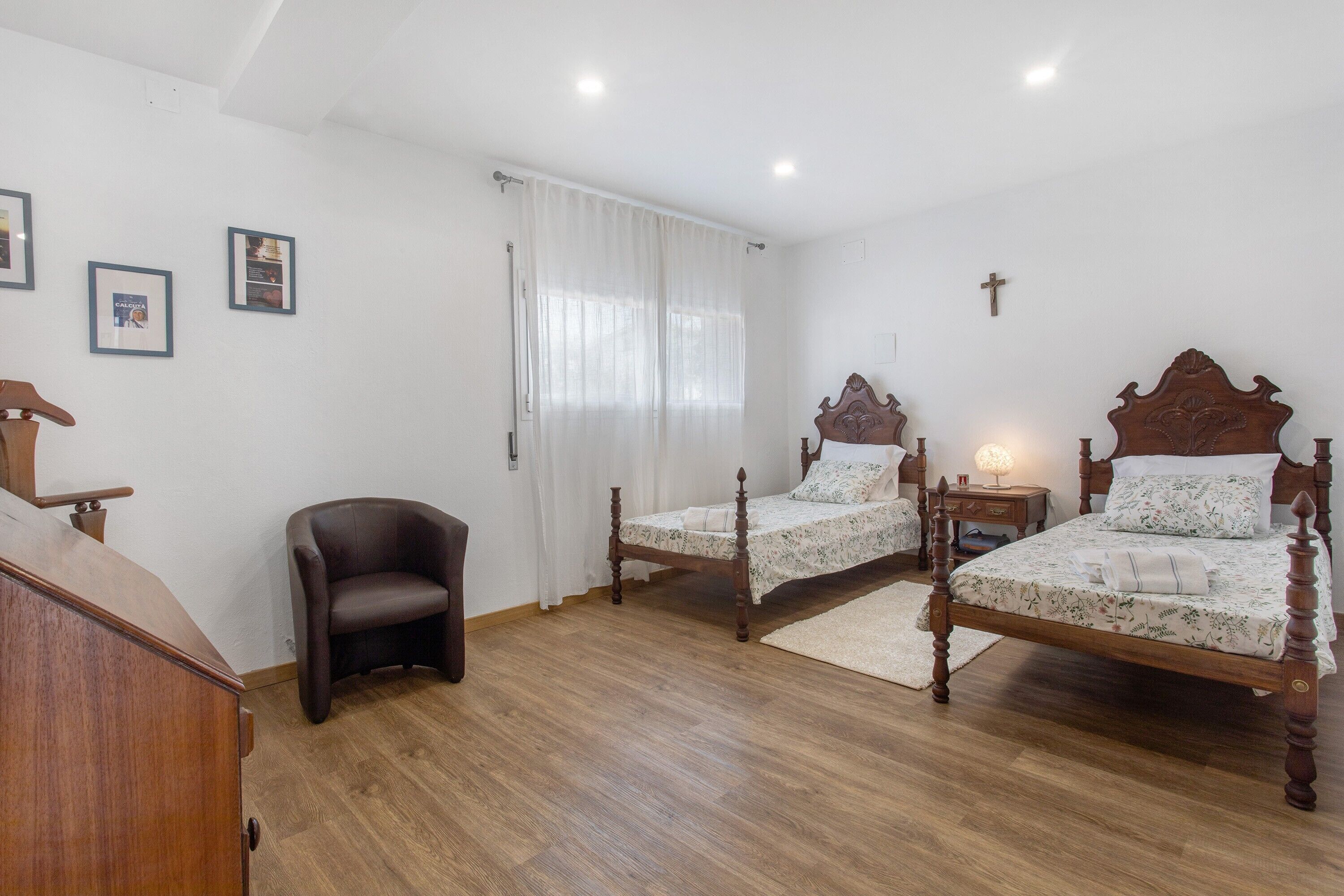 1 habitación, tabla de planchar con plancha, wifi gratis y ropa de cama 