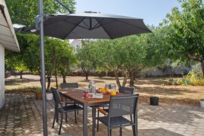 Outdoor dining - Room 'Santa Madre Teresa' with Shared Terrace, Shared Garden and Wi-Fi (Fátima)
