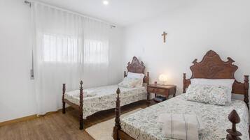 1 habitación, tabla de planchar con plancha, wifi gratis y ropa de cama