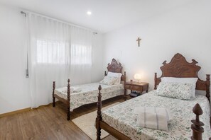 1 bedroom, iron/ironing board, free WiFi, bed sheets - Room 'Santa Madre Teresa' with Shared Terrace, Shared Garden and Wi-Fi (Fátima)