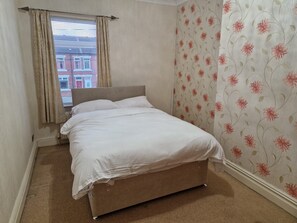 4 bedrooms, iron/ironing board, WiFi, bed sheets