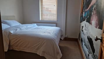 4 bedrooms, iron/ironing board, WiFi, bed sheets