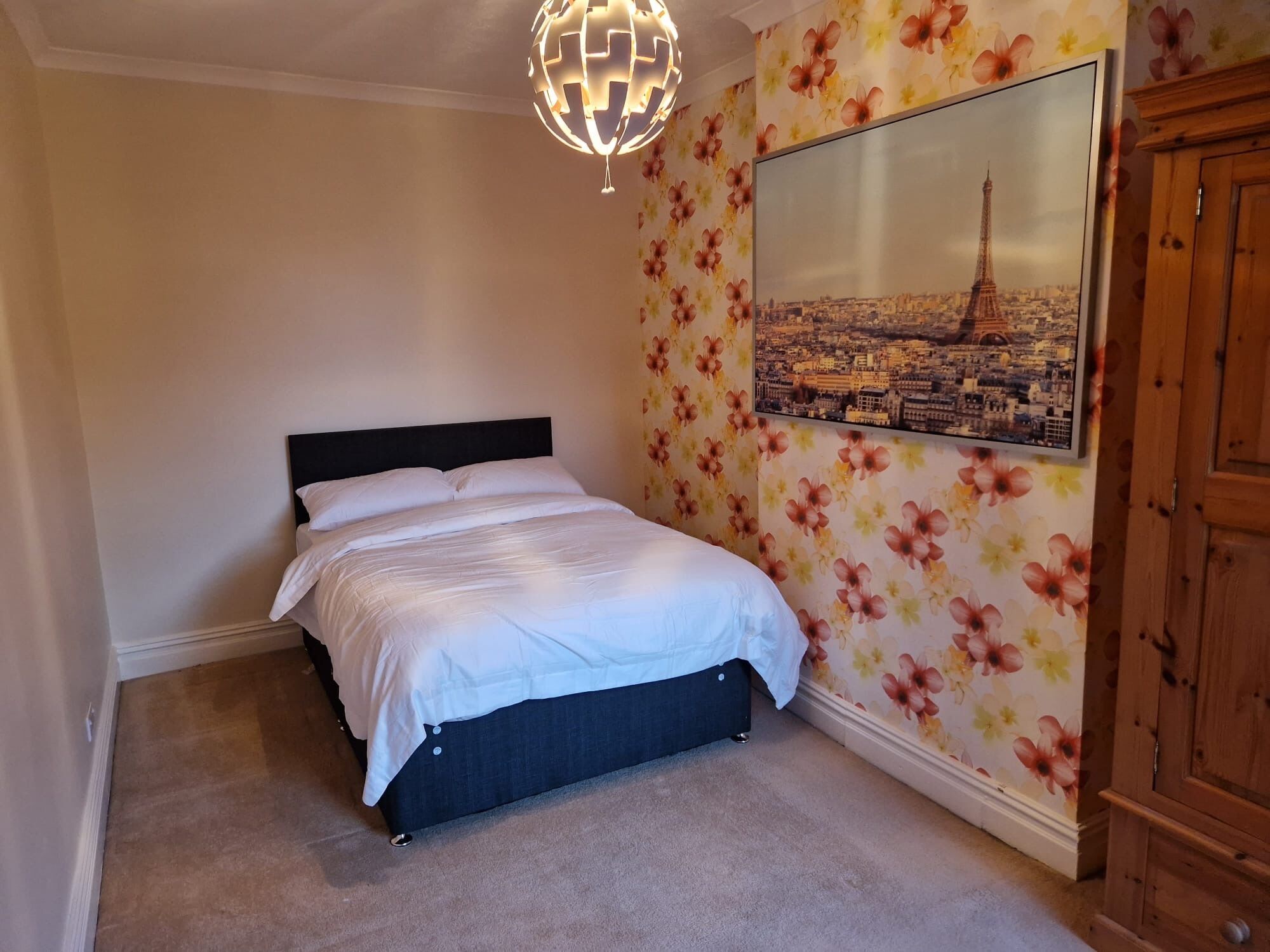 4 bedrooms, iron/ironing board, WiFi, bed sheets