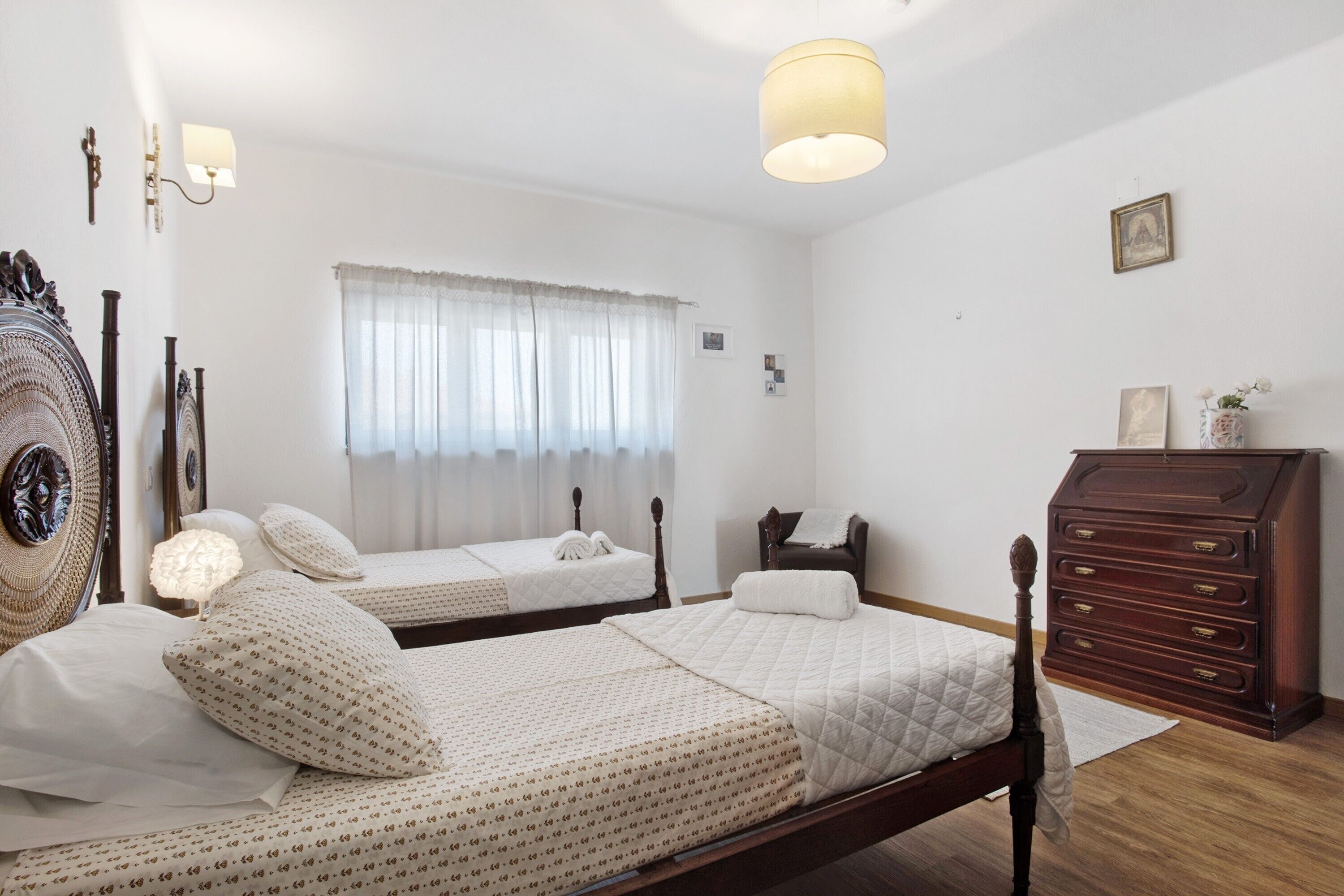 4 bedrooms, iron/ironing board, free WiFi, bed sheets