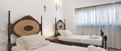 4 dormitoris, planxa i posts de planxar, wifi gratuïta i roba de llit