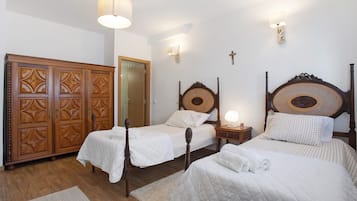 4 bedrooms, iron/ironing board, free WiFi, bed sheets