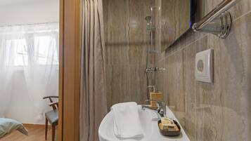 Shower, hair dryer, towels
