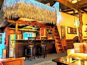 Full-sized fridge, microwave, oven, stovetop - Kehena Mauka Nui LGBTQ Clothing Optional (Pahoa)