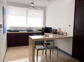 Fridge, microwave, stovetop, coffee/tea maker - Fully equipped studio with AC and WiFi in Zicatela. Bed, kitchen and bathroom. (Puerto Escondido)