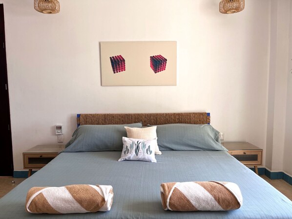 1 室のベッドルーム、デスク、WiFi (無料)、ベッドシーツ