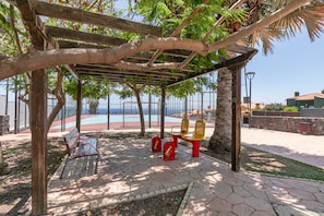 A park with a wooden pergola, benches, and exercise equipment. - Holiday Home 'Casa La Coqueta' with Shared Pool, Wi-Fi and Air Conditioning (Santa Cruz de Tenerife)