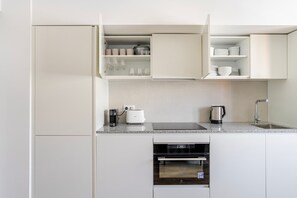 Kühlschrank, Mikrowelle, Ofen, Herdplatte