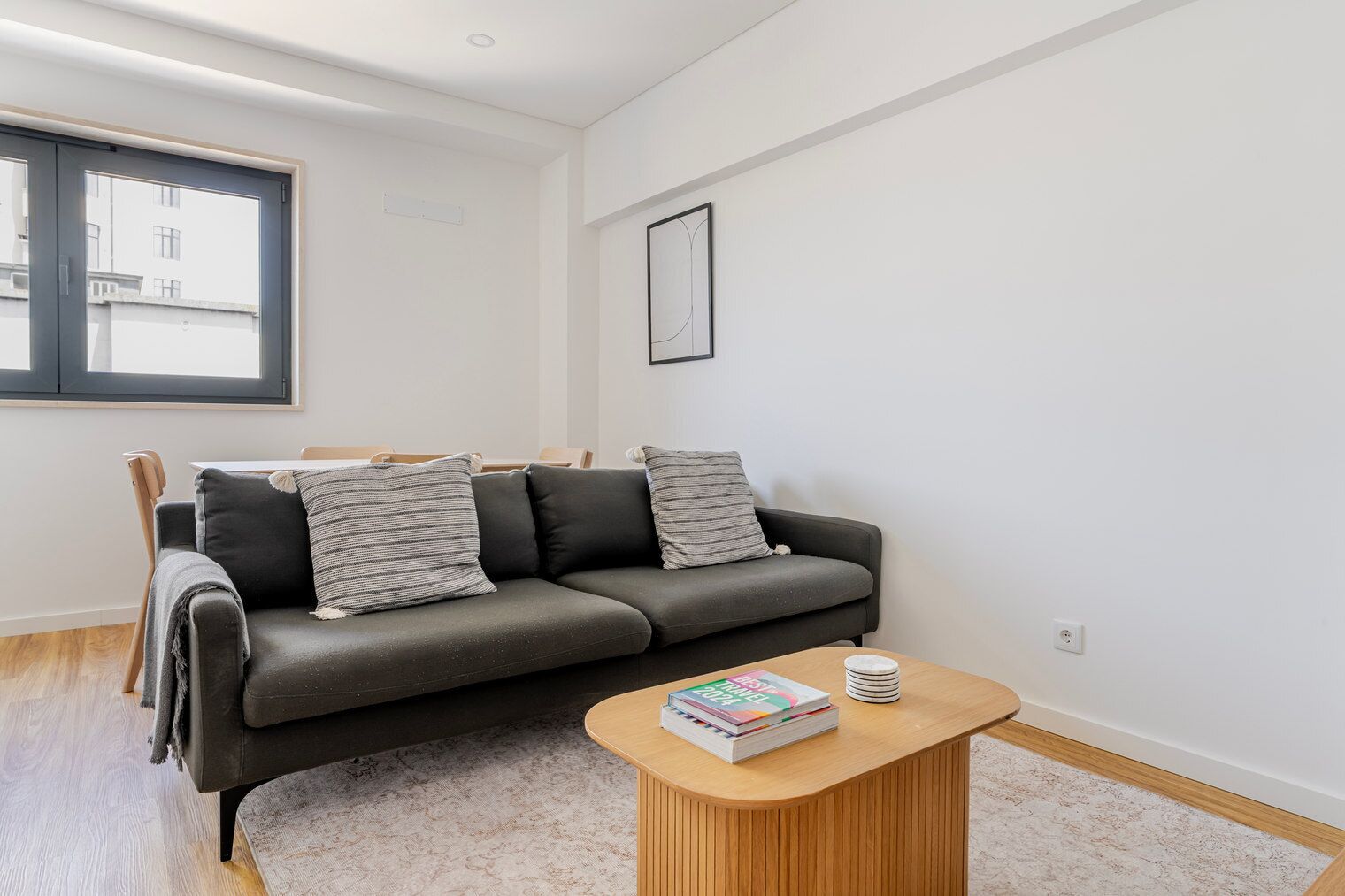 Una televisión, un reproductor estéreo