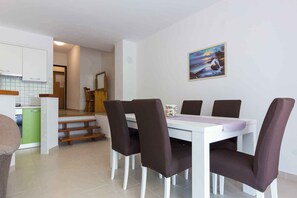 Dining - Holiday apartment with terrace in a quiet neighbourhood (Punat)