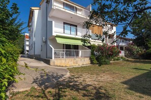 Exterior - Holiday apartment with terrace in a quiet neighbourhood (Punat)