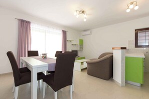 Dining - Holiday apartment with terrace in a quiet neighbourhood (Punat)