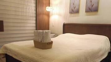 1 dormitorio, tabla de planchar con plancha, Internet y ropa de cama