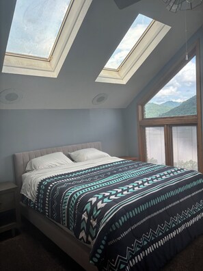 5 bedrooms, iron/ironing board, WiFi, bed sheets