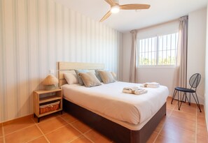 1 chambre, fer et planche à repasser, draps fournis