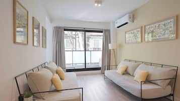 Deluxe Apartment, City View | Living area