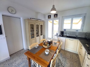 KĂŒhlschrank, Mikrowelle, GeschirrspĂŒler, Toaster