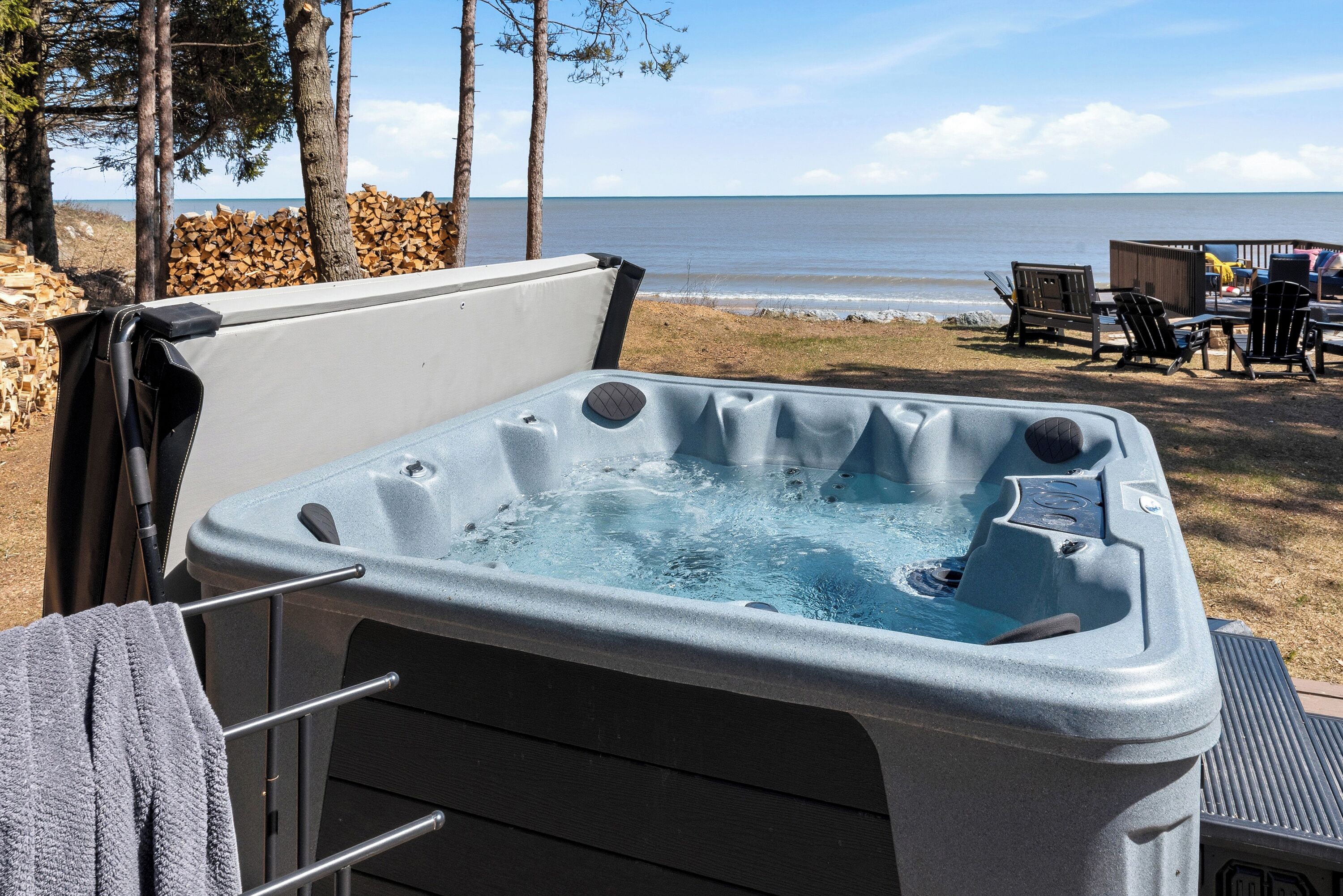 Un bain à remous avec vue sur la plage et l’océan.